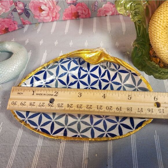 DECOUPAGE CLAM SHELL DECOUPAGE BLUE PATTERN CLAM SHELL TRINKET DISH - Picture 7 of 8